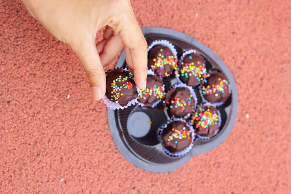 Le palline di cioccolato a portata di mano . — Foto Stock