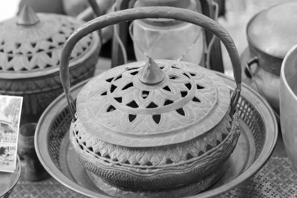 Набір чаші старовинної міді продається на ринку . — стокове фото