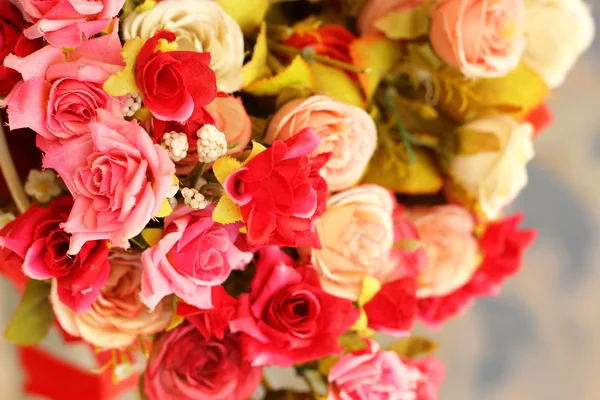 Schöne künstliche Rosenblüten — Stockfoto