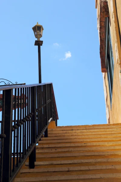Escaleras vintage con poste de luz y cielo . — Foto de Stock