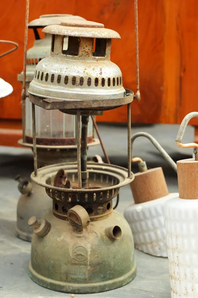 Een heleboel vintage vuile olielamp — Stockfoto