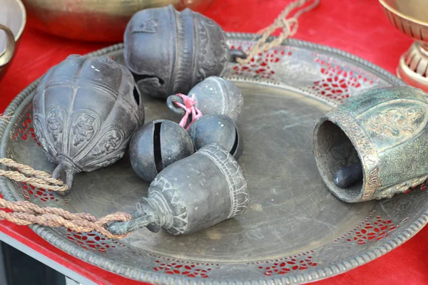 Antika pirinç bell kırmızı zemin üzerine eski — Stok fotoğraf