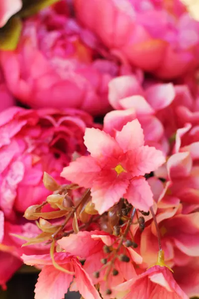 Schöne Vielfalt an künstlichen Blumen — Stockfoto