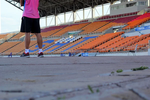 Pista de atletismo para los atletas y asientos del estadio — Foto de Stock