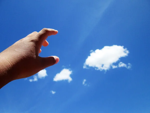 手和蓝蓝的天空上的云. — 图库照片