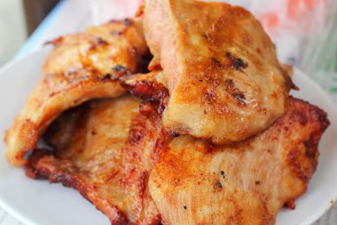 bir sürü tabak domuz