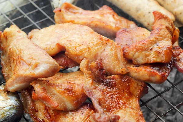 Muita carne de porco na grelha. — Fotografia de Stock