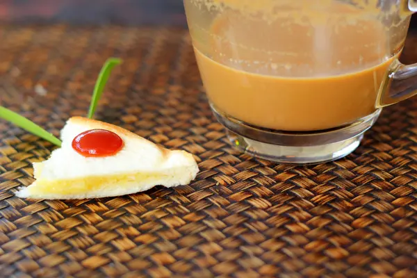 Pane e una tazza di delizioso caffè . — Foto Stock