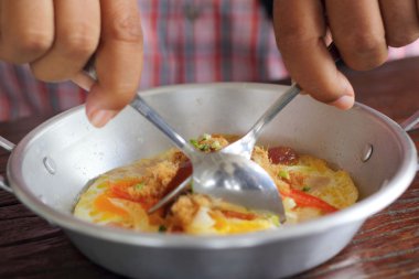 sahanda yumurta tava ile Kahvaltı 