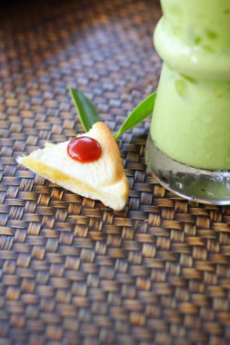 ekmek ve alkolsüz içecek yeşil çay. 