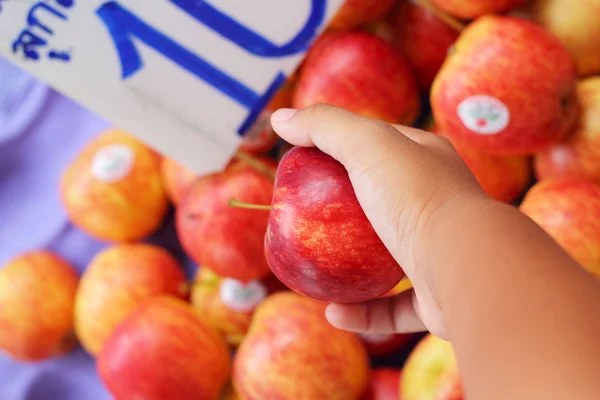 Mela rossa fresca sul mercato — Foto Stock