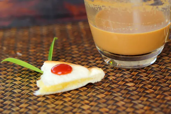 Pan y una taza de delicioso café . — Foto de Stock