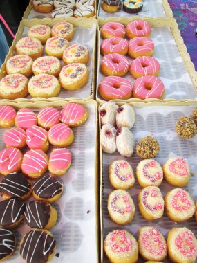 bir sürü donut ve çilek reçeli