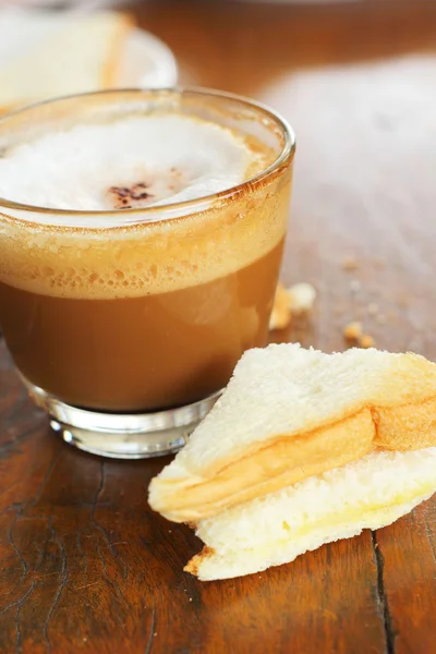 Brot und eine Tasse leckeren Kaffee. — Stockfoto