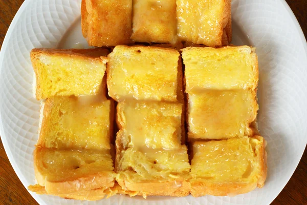 Toast mit Butter und Zucker bestreuen. — Stockfoto