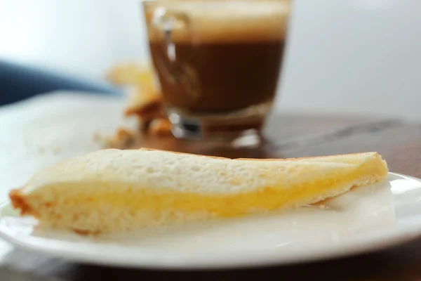 Brot und eine Tasse leckeren Kaffee. — Stockfoto