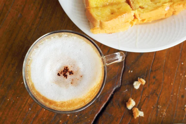 Pan y una taza de delicioso café . — Foto de Stock