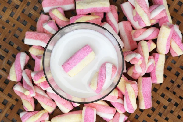 Fresh milk and pink marshmallows — Stock Photo, Image