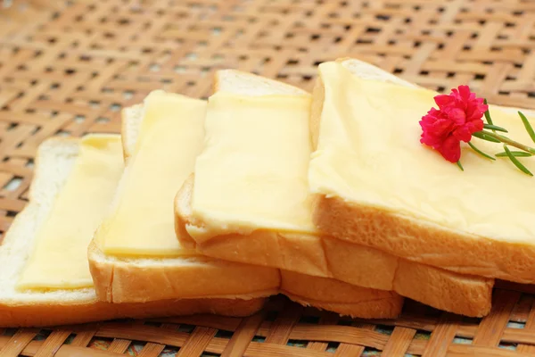 Queso el lugar en una rebanada de pan . — Foto de Stock