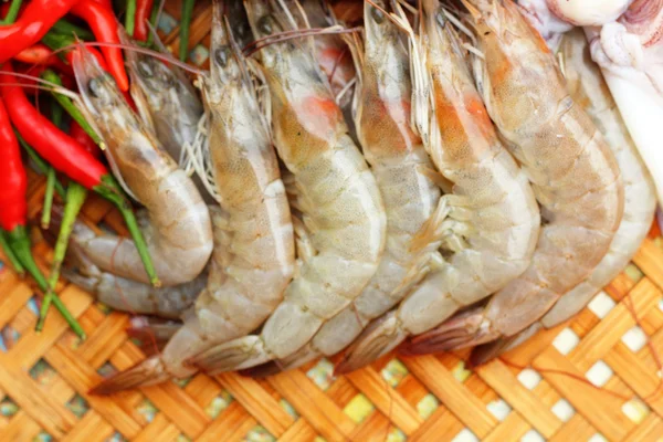 Shrimp - for cooking, place the basket. — Stock Photo, Image