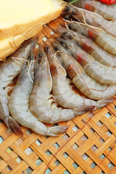 Los langostinos - para cocinar, colocar la cesta . — Foto de Stock