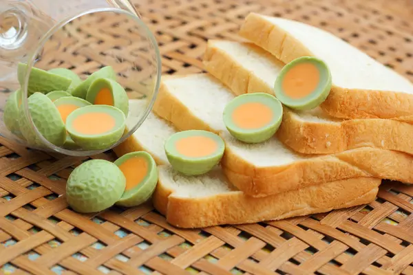 Plátky chleba s čokoládovou zelené — Stock fotografie