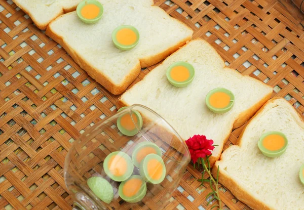 Pão fatiado com verde chocolate — Fotografia de Stock