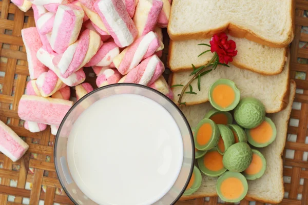 Leite fresco e marshmallows rosa com uma fatia de pão . — Fotografia de Stock