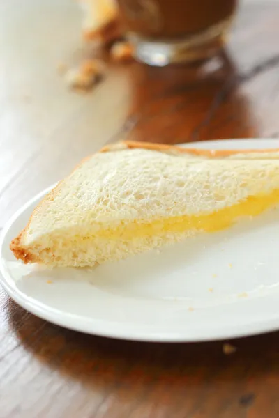 Brood en een kopje heerlijke koffie. — Stockfoto