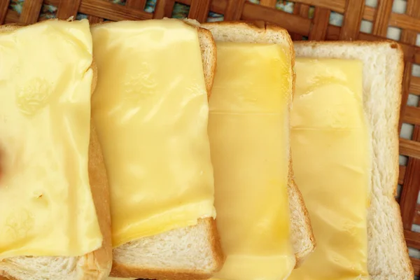 Sýr místo na chleba. — Stock fotografie