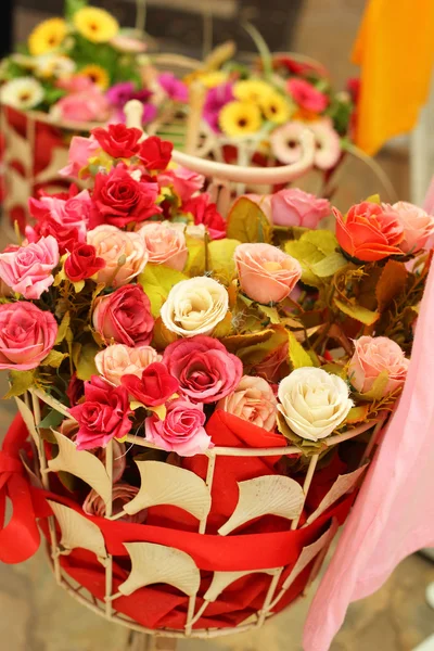 Hermoso de rosa flores artificiales — Foto de Stock