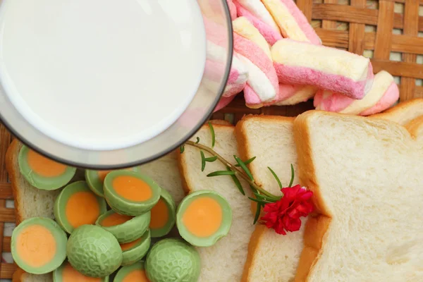 Fresh milk and pink marshmallows with a slice of bread. — Stock Photo, Image