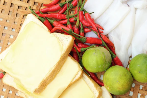 Lulas frescas em uma cesta - para cozinhar . — Fotografia de Stock