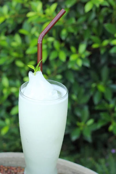 Lemonade smoothie i naturen - Stock-foto