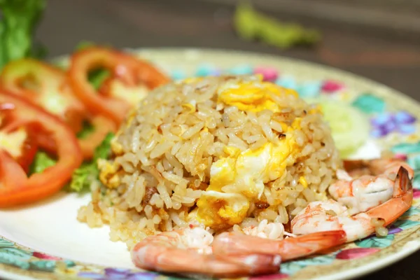 Krevety smažené rýže na talíři — Stock fotografie