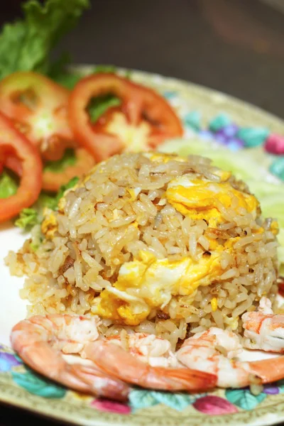 Stekt ris på en tallrik med räkor — Stockfoto