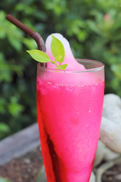 Batido de fresa en la naturaleza — Foto de Stock