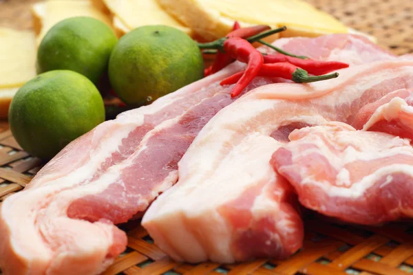 Buikspek varkensvlees in de mand - voor het koken. — Stockfoto