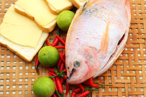 Pescado fresco en la cesta - para cocinar . — Foto de Stock