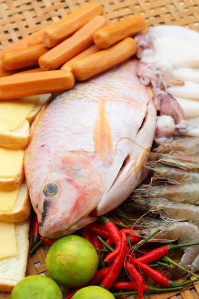 Pescado fresco, calamar, camarones, cerdo rayado, salchichas - para cocinar . — Foto de Stock