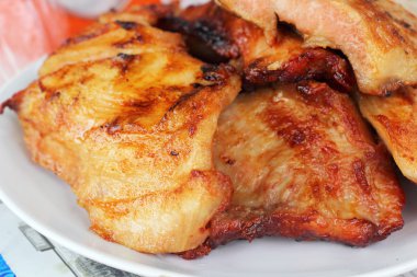 bir sürü tabak domuz