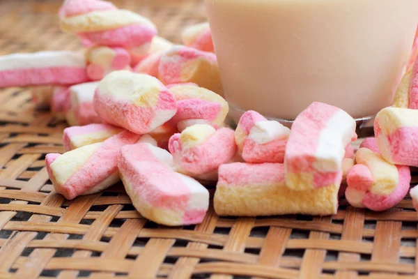 Čerstvé mléko a růžové marshmallows — Stock fotografie