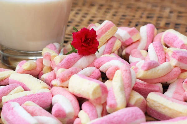 Leite fresco e marshmallows rosa — Fotografia de Stock