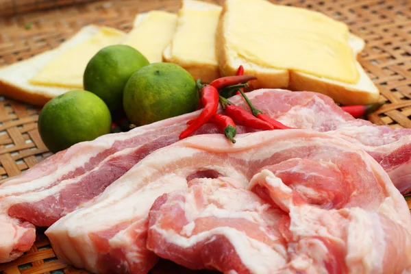 Buikspek varkensvlees in de mand - voor het koken. — Stockfoto