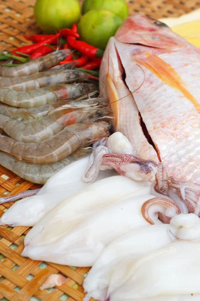 Pescado fresco, calamar, camarones, cerdo rayado, salchichas - para cocinar . —  Fotos de Stock