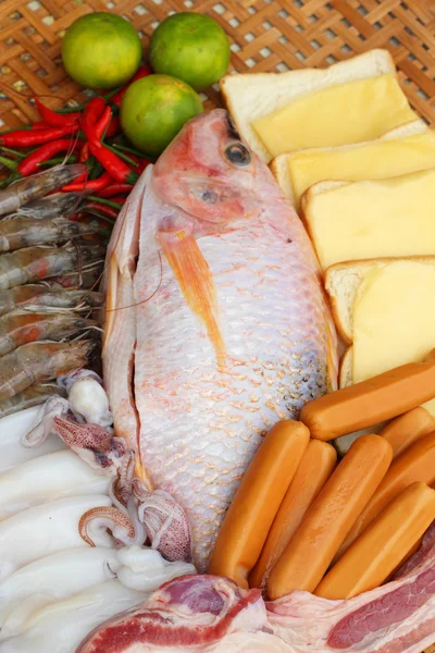 신선한 생선, 오징어, 새우, 한결 같지 않은 돼지고기, 소시지-요리. — 스톡 사진