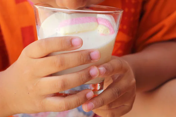 Child drinking milk with marshmallow pink. — Stock Photo, Image