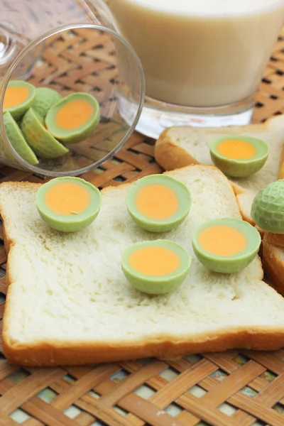 Leite fresco e prato de pão com verde chocolate . — Fotografia de Stock