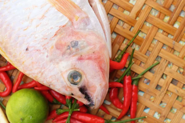 Pescado fresco en la cesta - para cocinar . — Foto de Stock