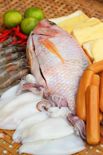 Pescado fresco, calamar, camarones, cerdo rayado, salchichas - para cocinar . — Foto de Stock